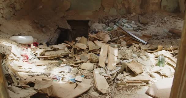 Maison détruite par la guerre en Ukraine avec des débris sur le terrain — Video