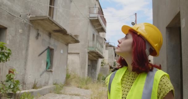 Una ragazza cammina tra i detriti di una città abbandonata dopo la guerra in Ucraina — Video Stock
