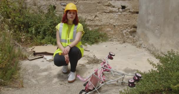 Jente etterlater en blomst til ofrene for krigen i Ukraina – stockvideo