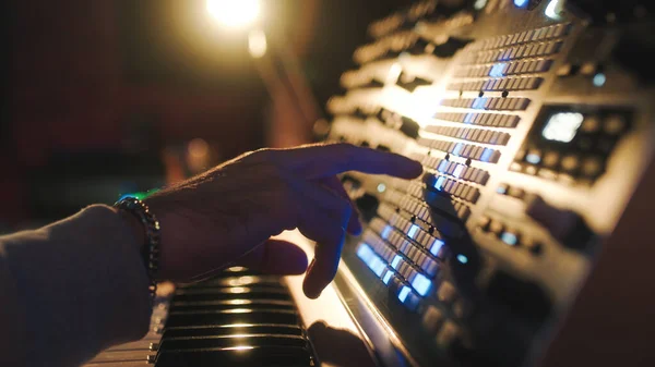 As mãos de um engenheiro de som homem estão pressionando botões no console — Fotografia de Stock