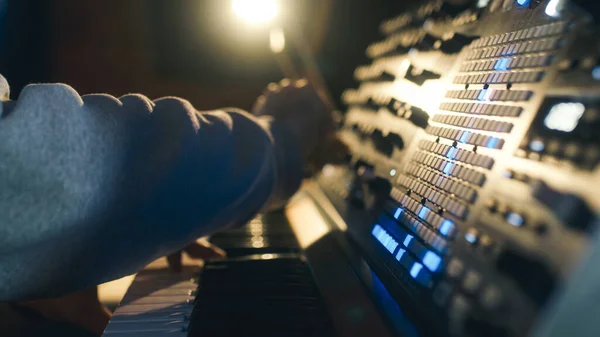 As mãos de um engenheiro de som homem estão pressionando botões no console — Fotografia de Stock
