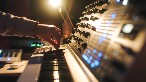 De handen van een geluidstechnicus drukken op knoppen op de console. — Stockfoto