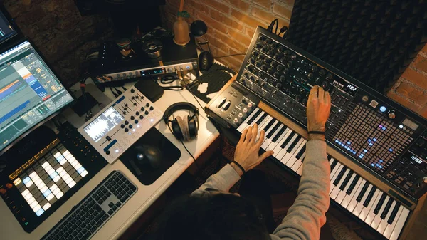Ο παραγωγός DJ ανακατεύει ένα νέο μουσικό κομμάτι. — Φωτογραφία Αρχείου