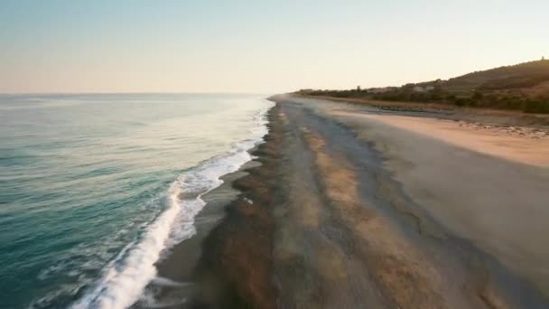 Plaża z spokojnym morzem w lecie w Kalabrii — Wideo stockowe