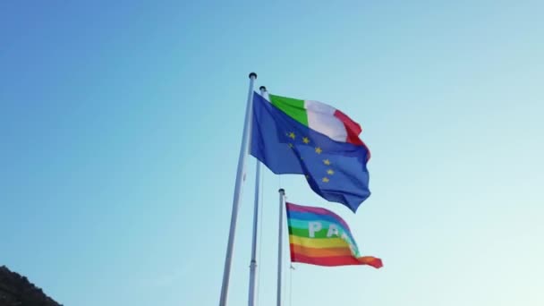 Flagga för Europa, Italien och fred som symbol mot krig — Stockvideo