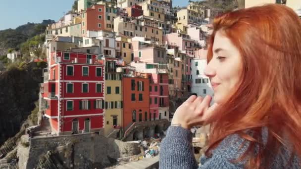 Turist kız gülümser ve Cinque Terre 'deki Riomaggiore' da eğlenir.. — Stok video