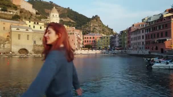 小女孩在意大利灰土中的一个叫凡尔纳扎的城市玩得很开心 — 图库视频影像