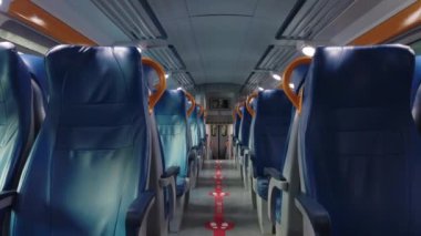 Bölge yolcusu boş tren istasyona gidiyor.