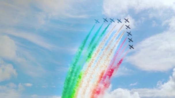 Avions acrobatiques tricolores italiens sur le ciel — Video