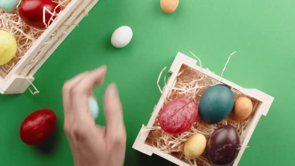 Ovos de Páscoa coloridos para celebrar a ressurreição fundo verde — Vídeo de Stock