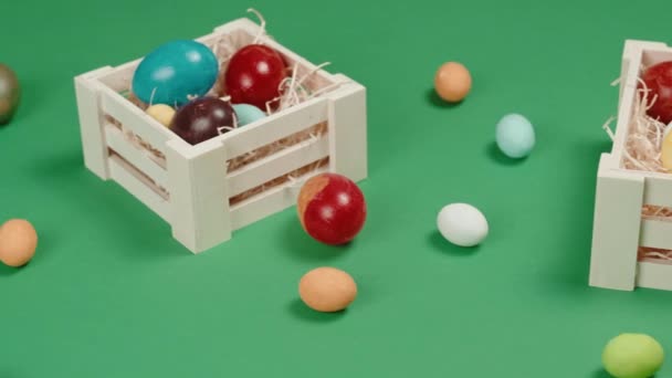 Velikonoční krabice s barevnými vejci a zeleným pozadím — Stock video