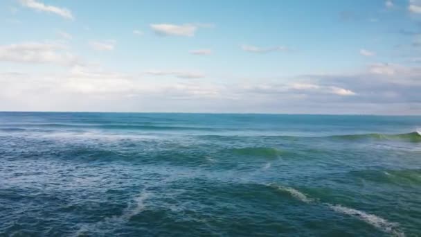 Pan n de stormachtige oceaan met bewolkte dag op de avond — Stockvideo