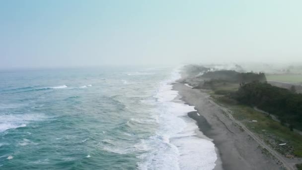 Η θύελλα παραβιάζει την αμμώδη ακτή κοντά στον ωκεανό — Αρχείο Βίντεο