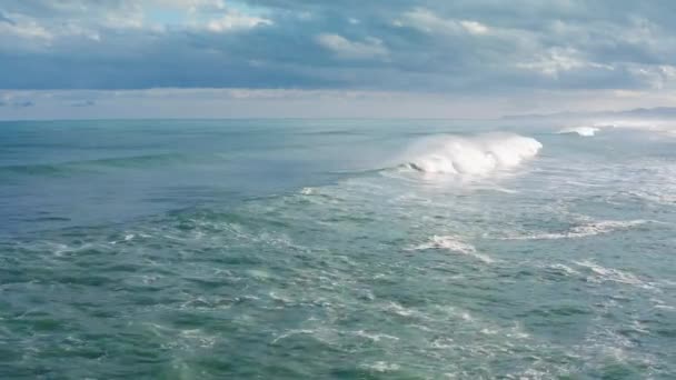 Op de stormachtige golven van de oceaan in een zeer donkere en bewolkte dag — Stockvideo