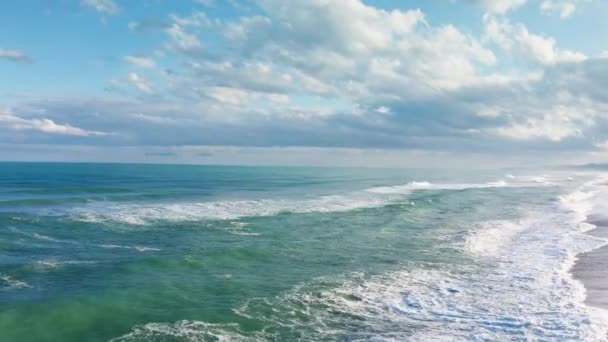 嵐の波と空の雲を持つ海岸 — ストック動画