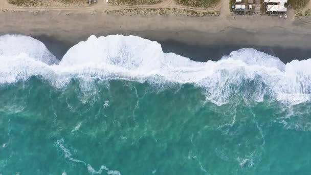 Pousse aérienne des vagues orageuses de l'océan bleu — Video