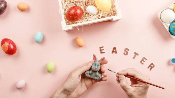 Teks Paskah pada latar belakang biru dengan telur berwarna — Stok Foto