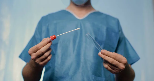 Ung sykepleier klargjør tube for covid-test – stockfoto