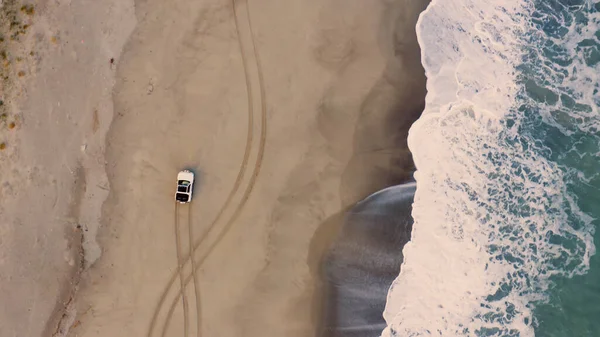 Az off road fehér autó fut a tengerparton, közel az óceánhoz. — Stock Fotó