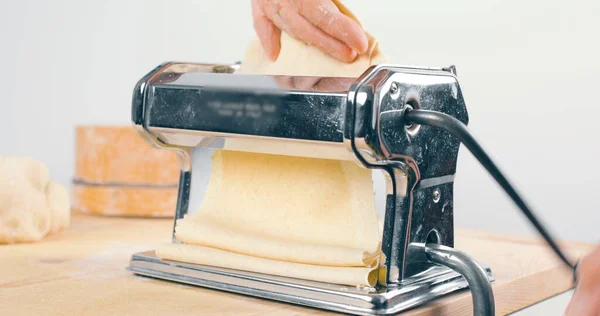 Hemlagad italiensk pasta med maskin i köket — Stockfoto