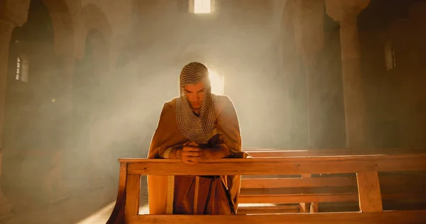 Pemuda Viking berdoa di sebuah gereja besar — Stok Foto