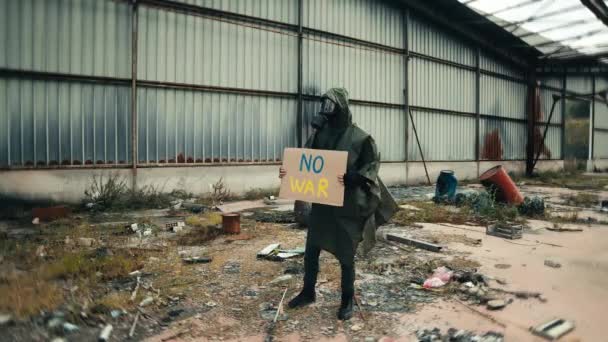 Militaire man met gasmasker en geen oorlogsplaatje in een nucleaire site verwoest door oorlog — Stockvideo