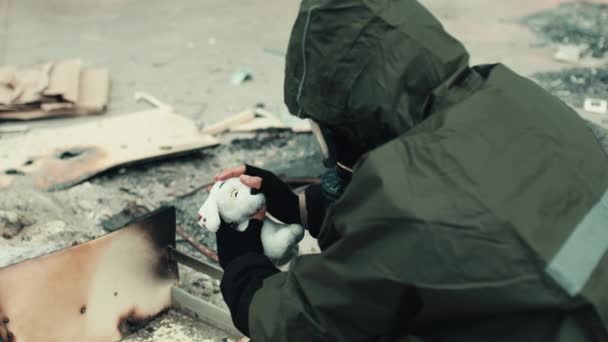 Un homme portant un masque à gaz trouve un animal empaillé dans un hôpital déchiré par la guerre — Video