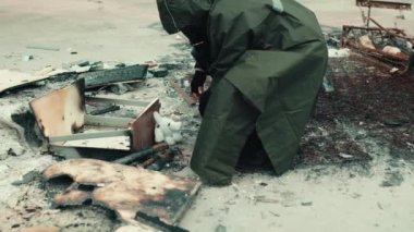 Gaz maskesi takan bir adam savaştan zarar görmüş bir hastanede doldurulmuş bir hayvan buldu.