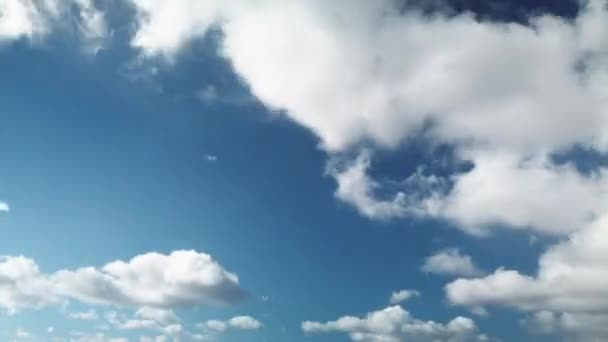 Wolken in schneller Bewegung von rechts nach links am Himmel in Madrid — Stockvideo