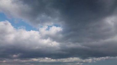 Fransa 'da ilkbaharda mavi gökyüzünde hızlı hareket eden bulutlar