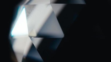 Siyah arkaplanda dönen bulanık ışık yansımaları sızıntıları