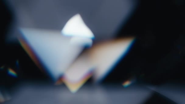 Suddiga ljusreflektioner läcker spinning på en svart bakgrund — Stockvideo