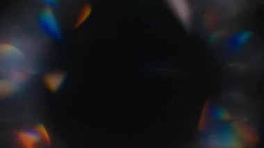 Siyah arkaplanda dönen bulanık ışık yansımaları sızıntıları
