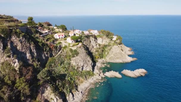 Pietragrande Cliff nära Montauro stad, Kalabrien södra Italien — Stockvideo