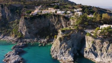 Montauro şehri yakınlarındaki Pietragrande Kayalıkları, Güney İtalya
