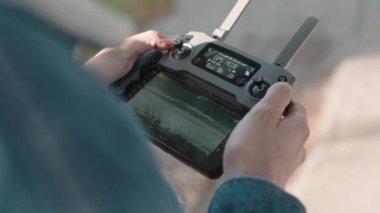 Bir dron operatörünün eli, bir kuadkopter uzaktan kumandalı pilot.