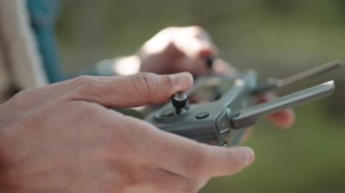 Bir dron operatörünün eli, bir kuadkopter uzaktan kumandalı pilot..