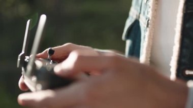 Bir dron operatörünün eli, bir kuadkopter uzaktan kumandalı pilot..