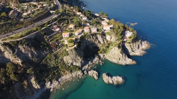 Pietragrande Cliff közel Montauro város, Calabria Dél-Olaszország — Stock videók