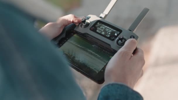 Рука людини оператора дронів під час пілотування чотириколісного дистанційного контролера — стокове відео