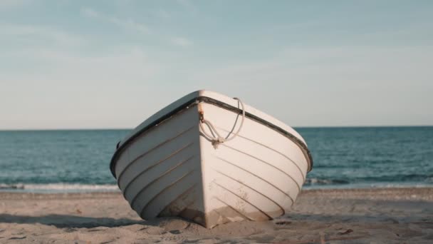 Vit båt på stranden mot havet i sommar — Stockvideo