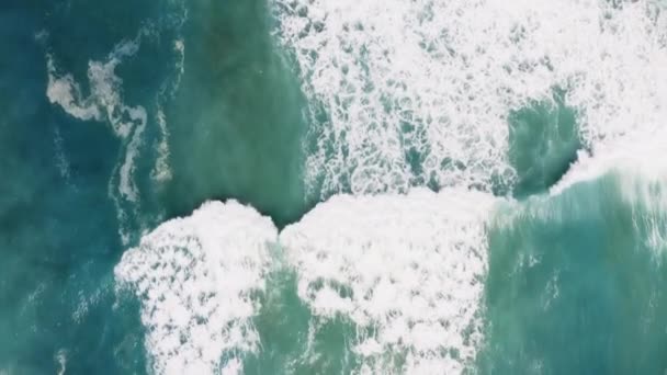 Okyanusun fırtınalı dalgaları suya çarpıyor. — Stok video