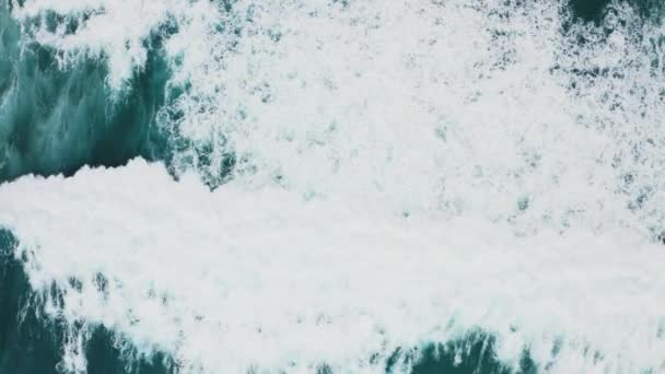 Bouřlivé vlny oceánu narážející do vody — Stock video