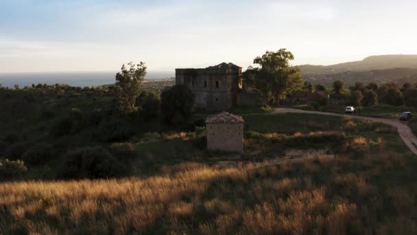 Оборонительный винтажный замок Сан-Фили возле города Каулония в регионе Калабрии — стоковое видео