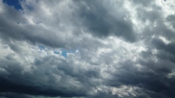 Wolken van rechts naar links op zonnige dag in Parijs — Stockvideo