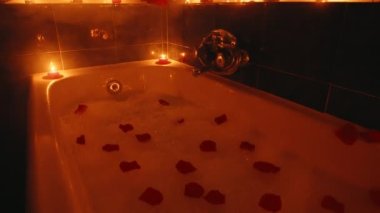 Küvetli ve kırmızı mumlu romantik sauna