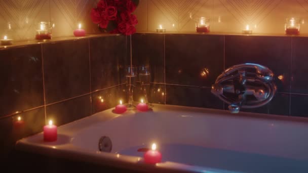 Candles and Champagne in a bathtub — Vídeo de stock