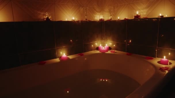 Świece do dekoracji romantycznej kąpieli w nocy z wanną — Wideo stockowe