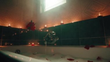 Mum ve köpüklü romantik yıldönümü banyosu.