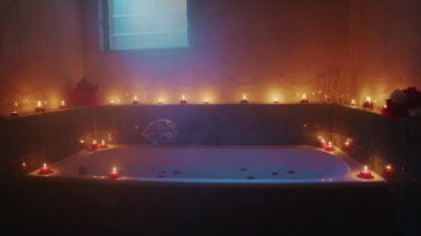 Kokulu mumlarla klasik romantik küvet.